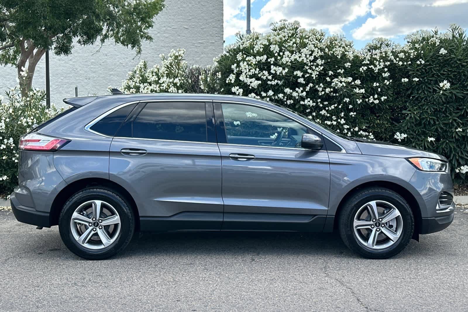 Certified 2024 Ford Edge SEL w/ Convenience Package AWD/4WD image 9