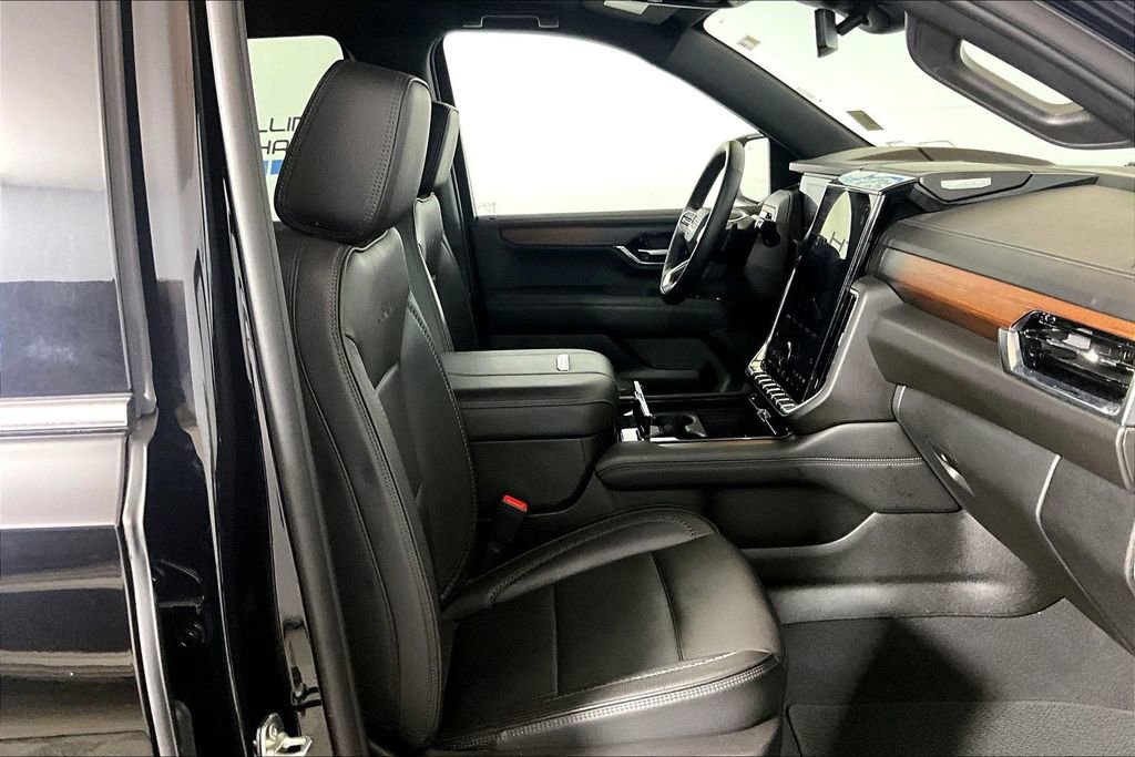 Used 2025 GMC Yukon Denali AWD/4WD image 6
