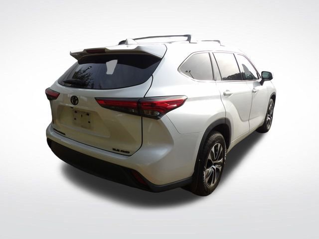 Used 2021 Toyota Highlander XLE AWD/4WD image 9