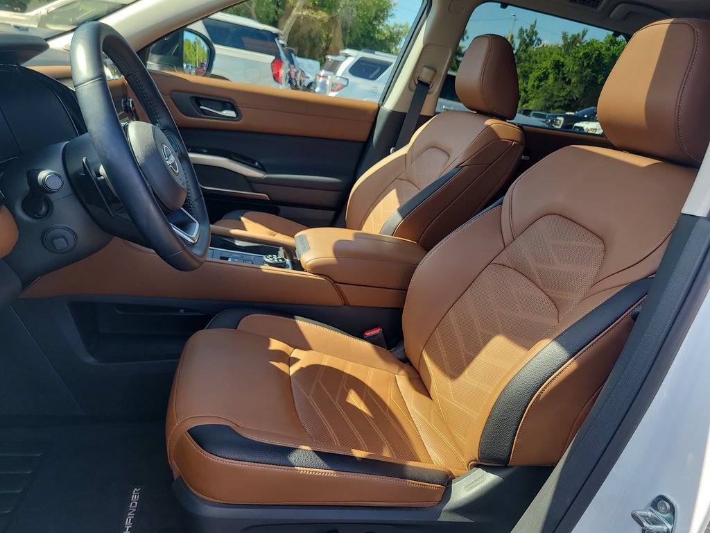 Used 2025 Nissan Pathfinder Platinum AWD/4WD image 18