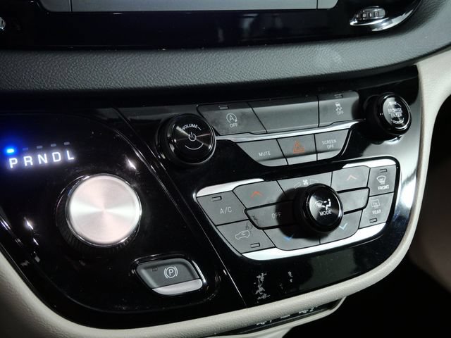 Used 2022 Chrysler Voyager LX FWD image 17