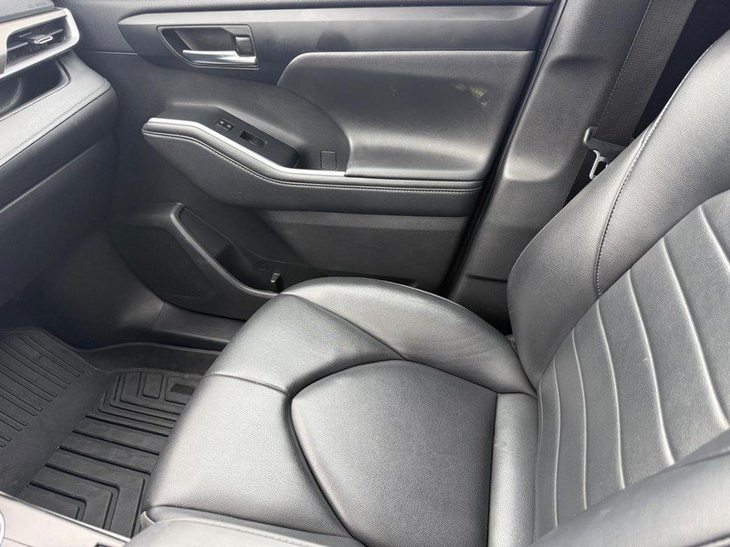 Used 2022 Toyota Highlander XLE AWD/4WD image 22