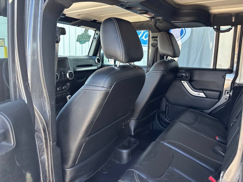 Used 2017 Jeep Wrangler Unlimited Rubicon w/ Max Tow Package AWD/4WD image 28