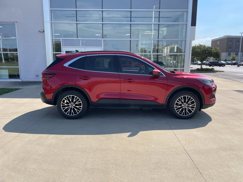 Certified 2025 Ford Escape SE FWD image 4