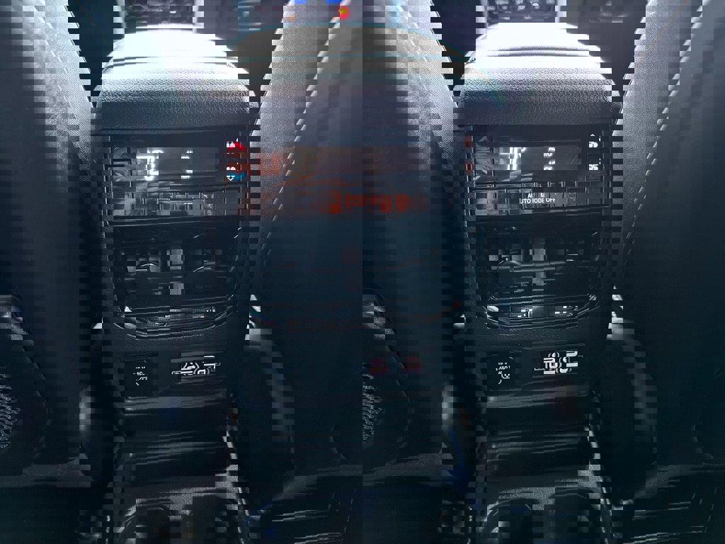 Used 2023 Jeep Grand Cherokee L Laredo image 31