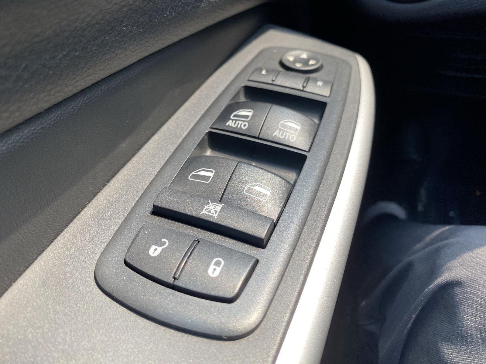 Used 2018 Jeep Cherokee Latitude Plus w/ Cold Weather Group AWD/4WD image 23