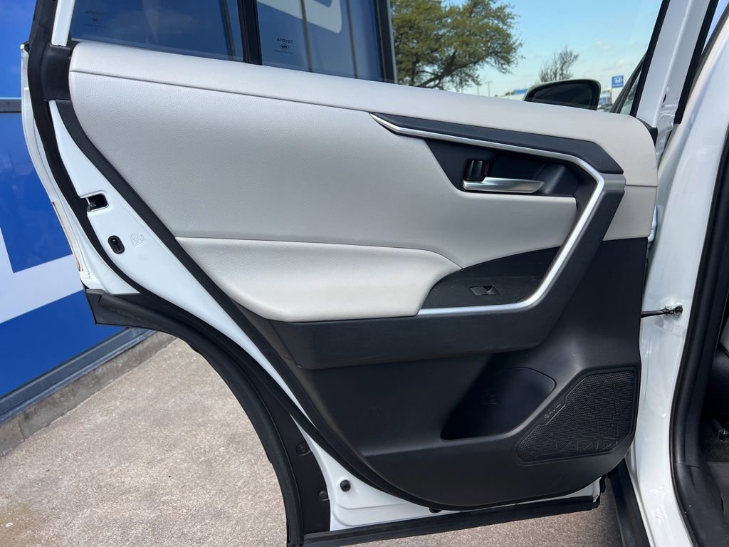 Used 2021 Toyota RAV4 XLE Premium image 18