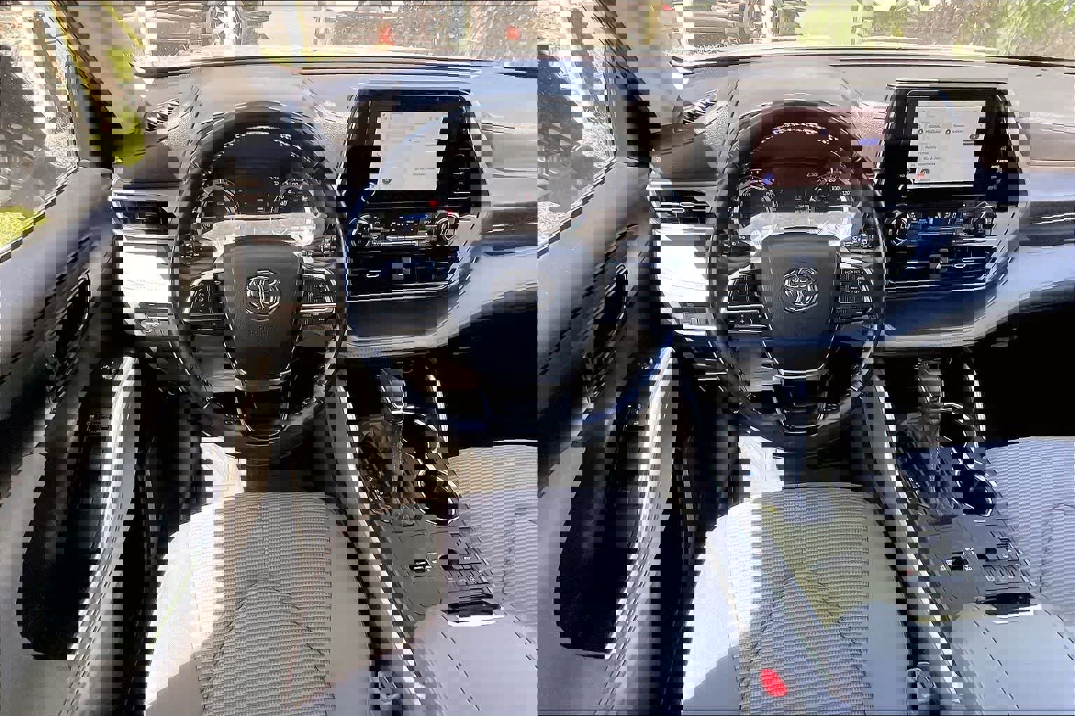 Used 2023 Toyota Highlander LE FWD image 16