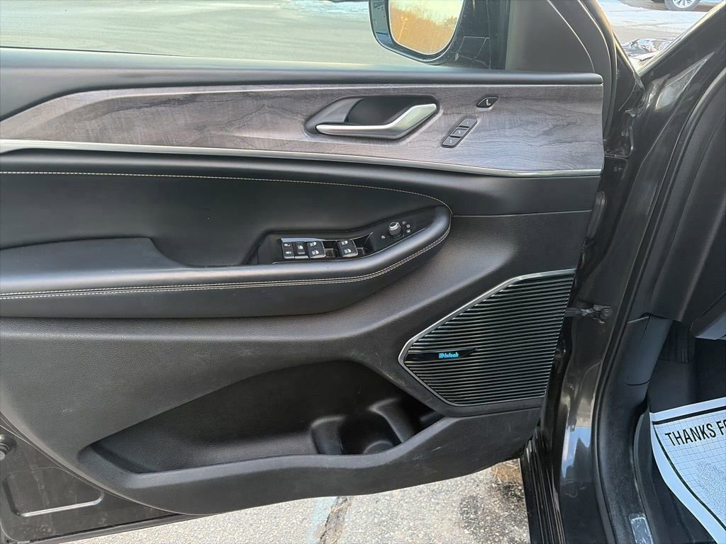 Used 2022 Jeep Grand Cherokee L Overland w/ Advanced Protech Group III image 11