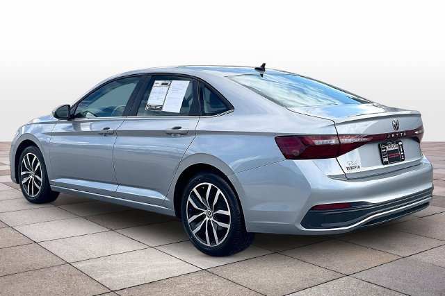 Used 2025 Volkswagen Jetta SE FWD image 2