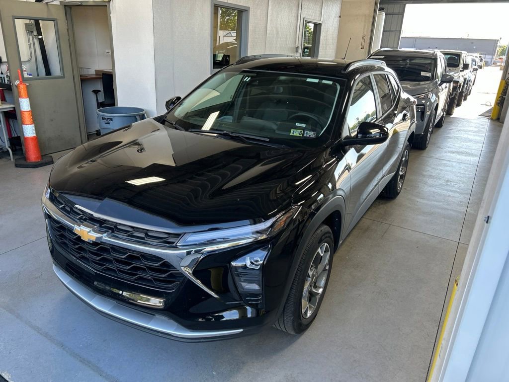 Used 2025 Chevrolet Trax LT w/ LT Convenience Package FWD image 1
