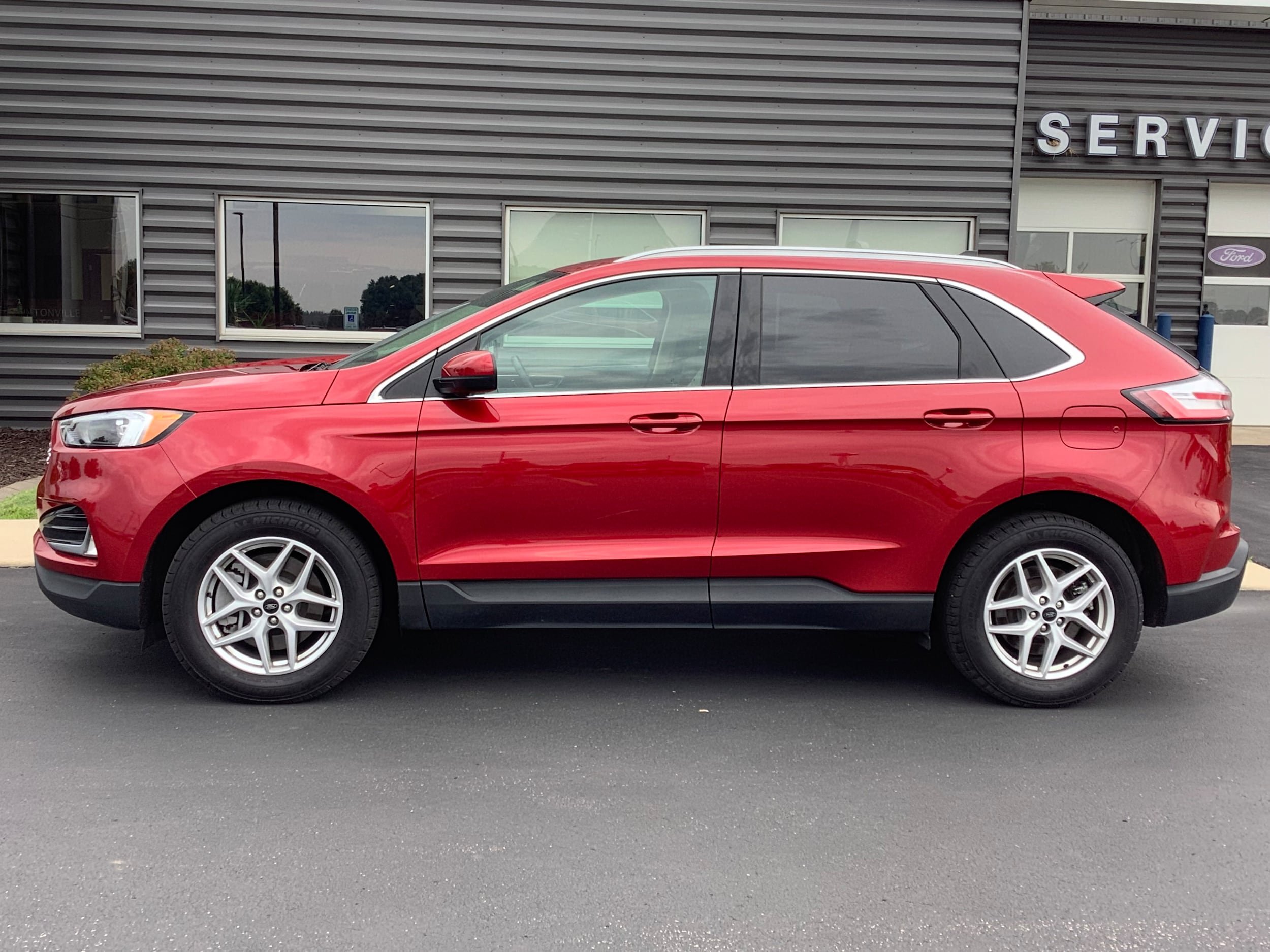 Certified 2023 Ford Edge SEL w/ Convenience Package AWD/4WD image 2