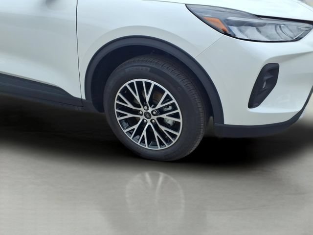 Certified 2025 Ford Escape SE w/ Class II Trailer Tow Package FWD image 4