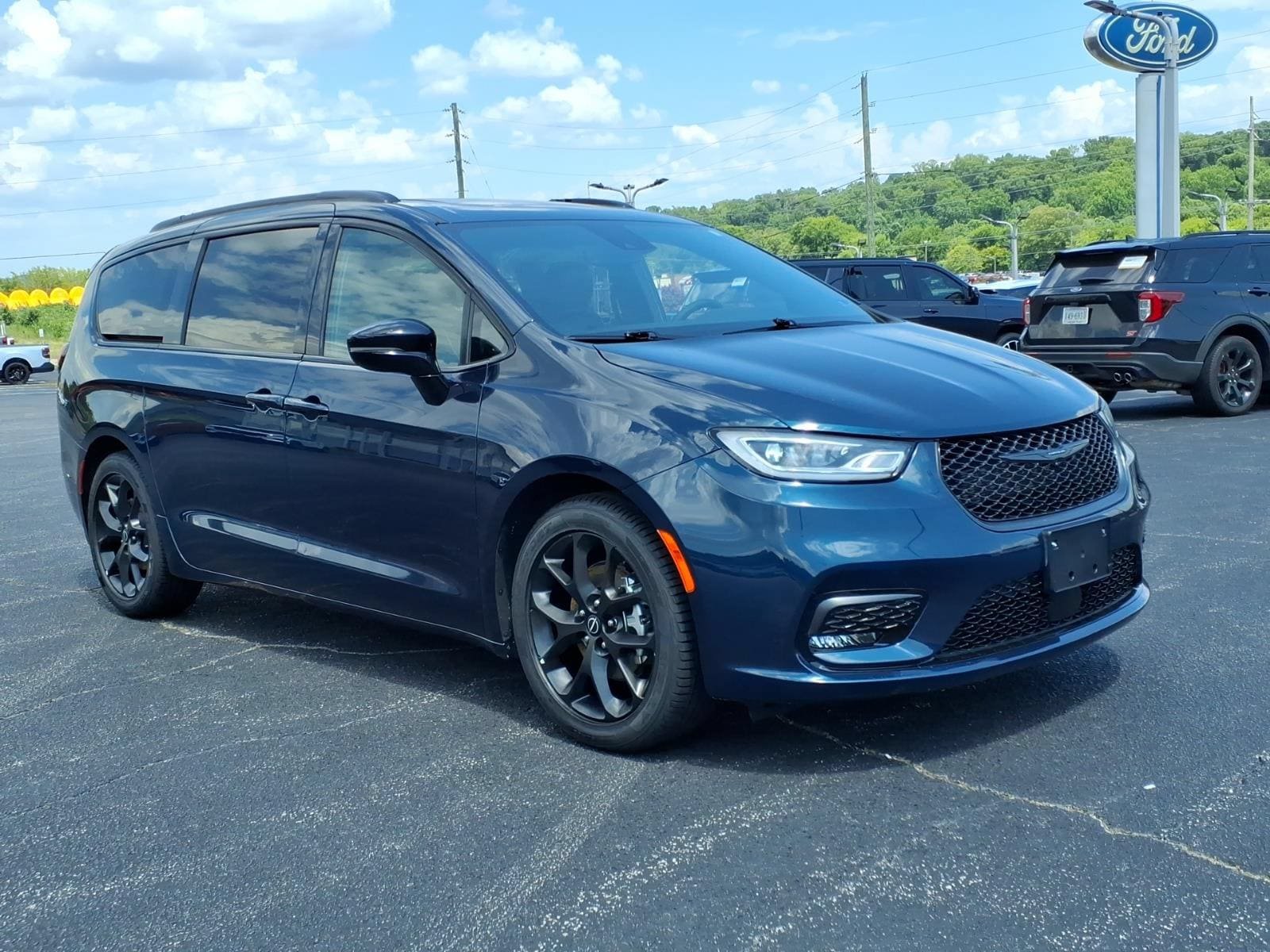 Used 2025 Chrysler Pacifica Limited FWD image 2