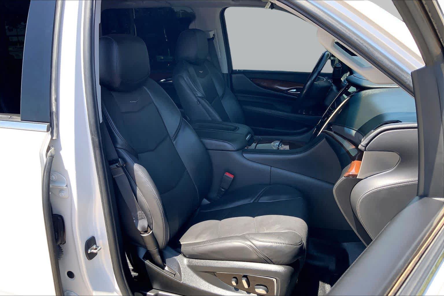 Used 2019 Cadillac Escalade Premium Luxury AWD/4WD image 9