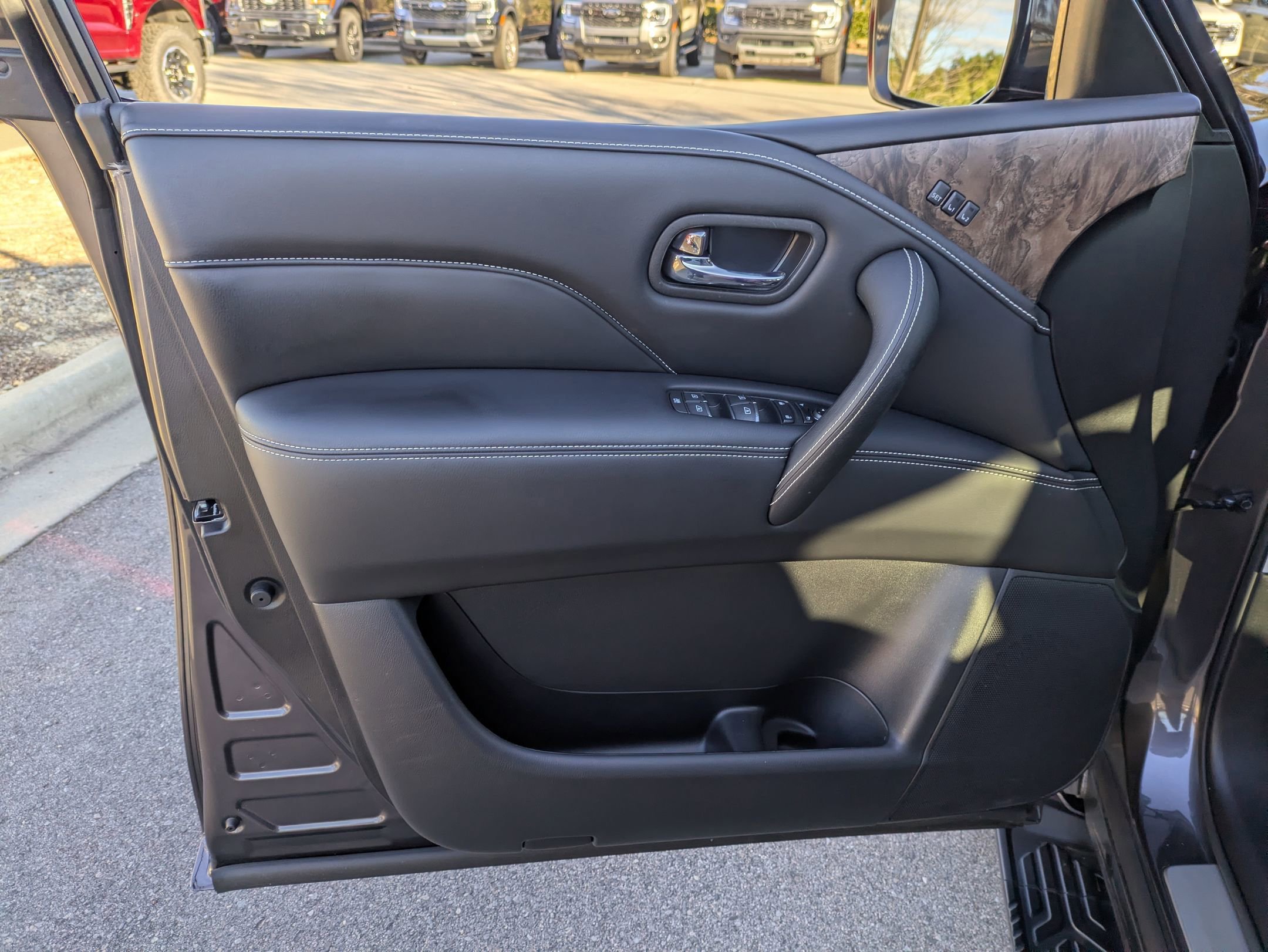 Used 2023 INFINITI QX80 Premium Select w/ Cargo Package image 15