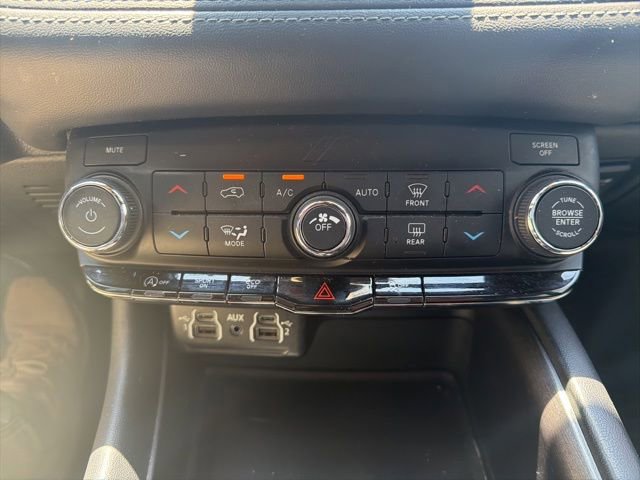 Used 2022 Dodge Durango SXT w/ Blacktop Package AWD/4WD image 29