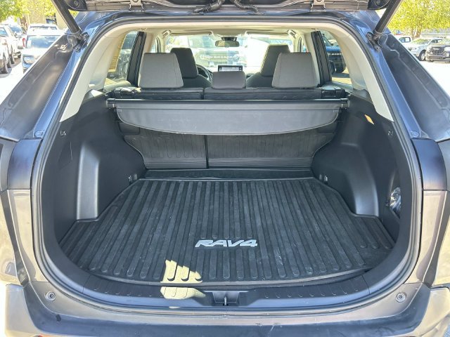 Used 2021 Toyota RAV4 XLE w/ Convenience Package FWD image 22