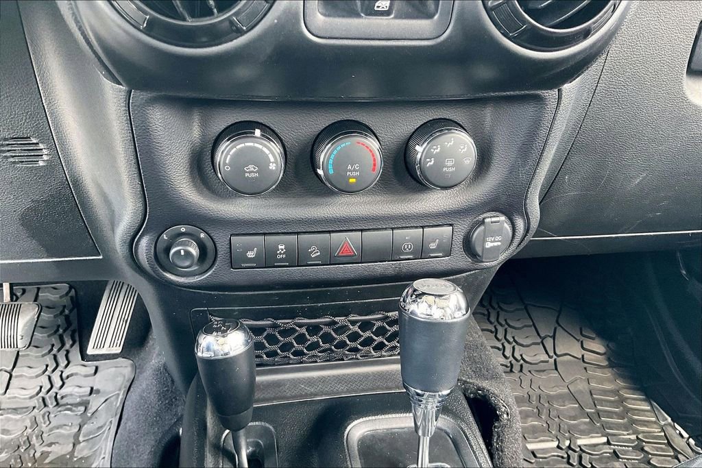 Used 2017 Jeep Wrangler Unlimited Sahara AWD/4WD image 36