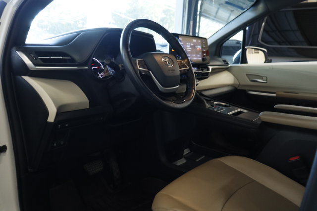 Used 2021 Toyota Sienna XLE FWD image 10