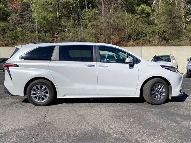 Used 2022 Toyota Sienna XLE image 2