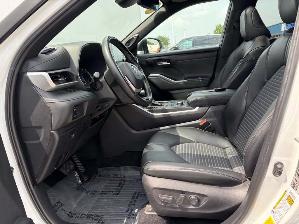 Used 2022 Toyota Highlander XSE AWD/4WD image 15