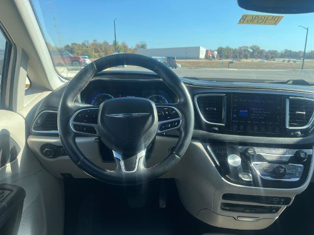 Used 2017 Chrysler Pacifica Touring-L Plus FWD image 24