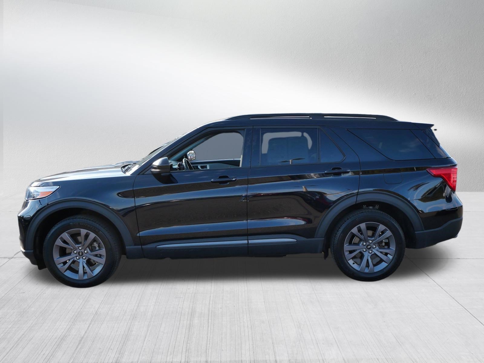 Certified 2023 Ford Explorer XLT w/ Equipment Group 202A AWD/4WD image 4