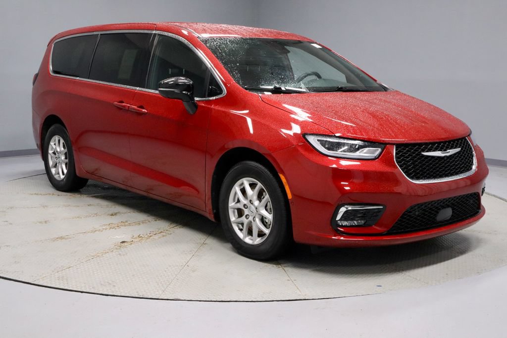 Used 2025 Chrysler Pacifica Select FWD image 1