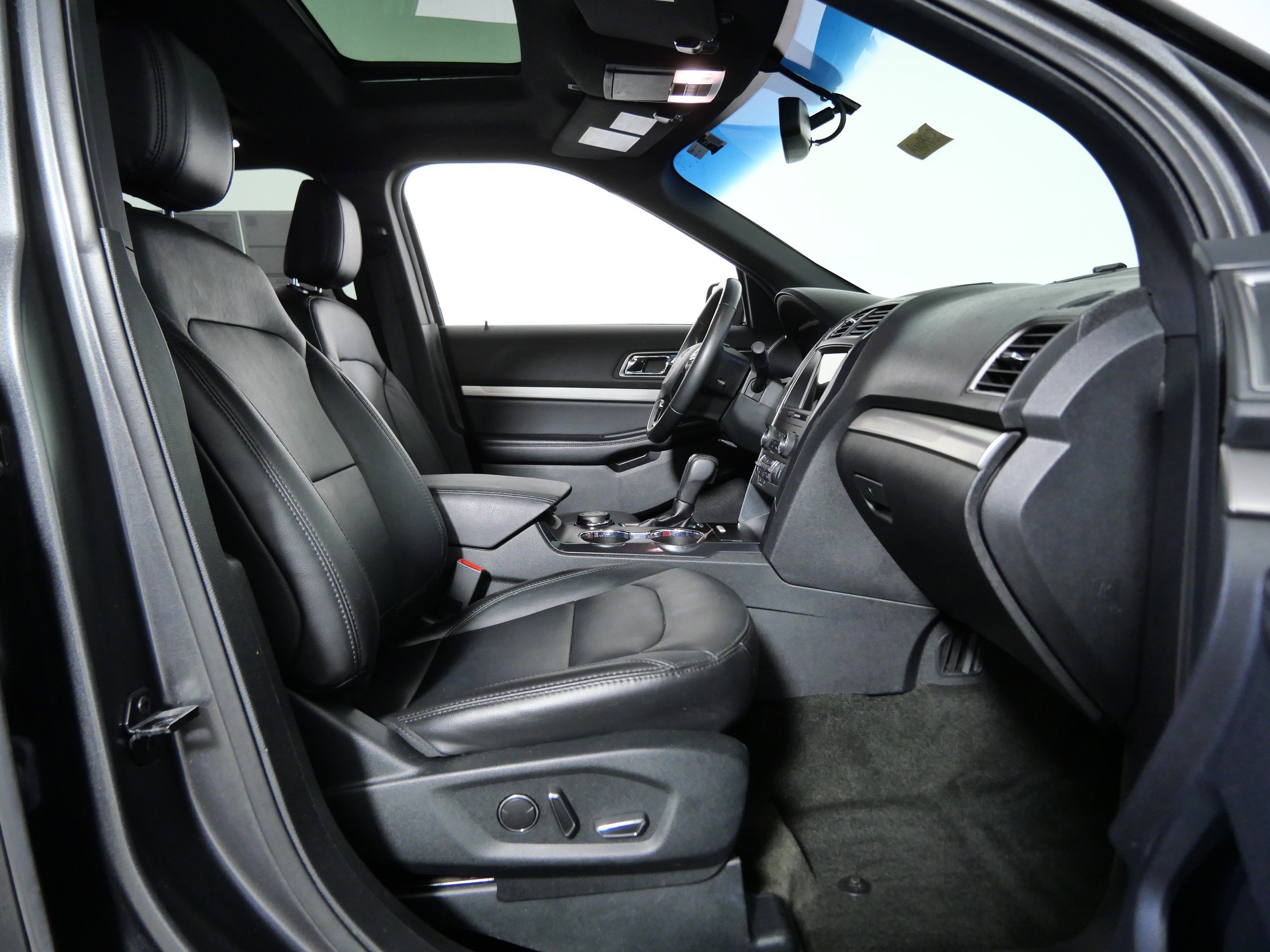 Certified 2018 Ford Explorer XLT w/ Equipment Group 202A AWD/4WD image 10