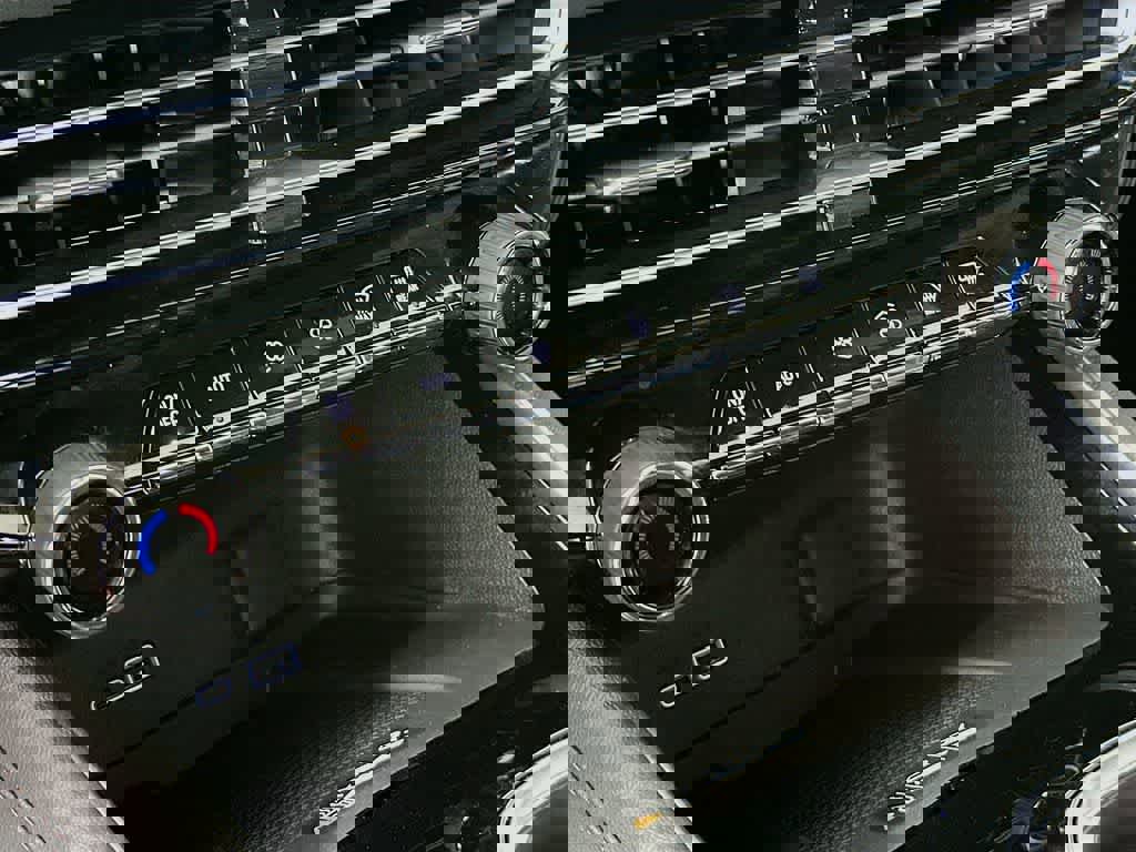 Used 2025 Chevrolet Traverse Z71 image 21