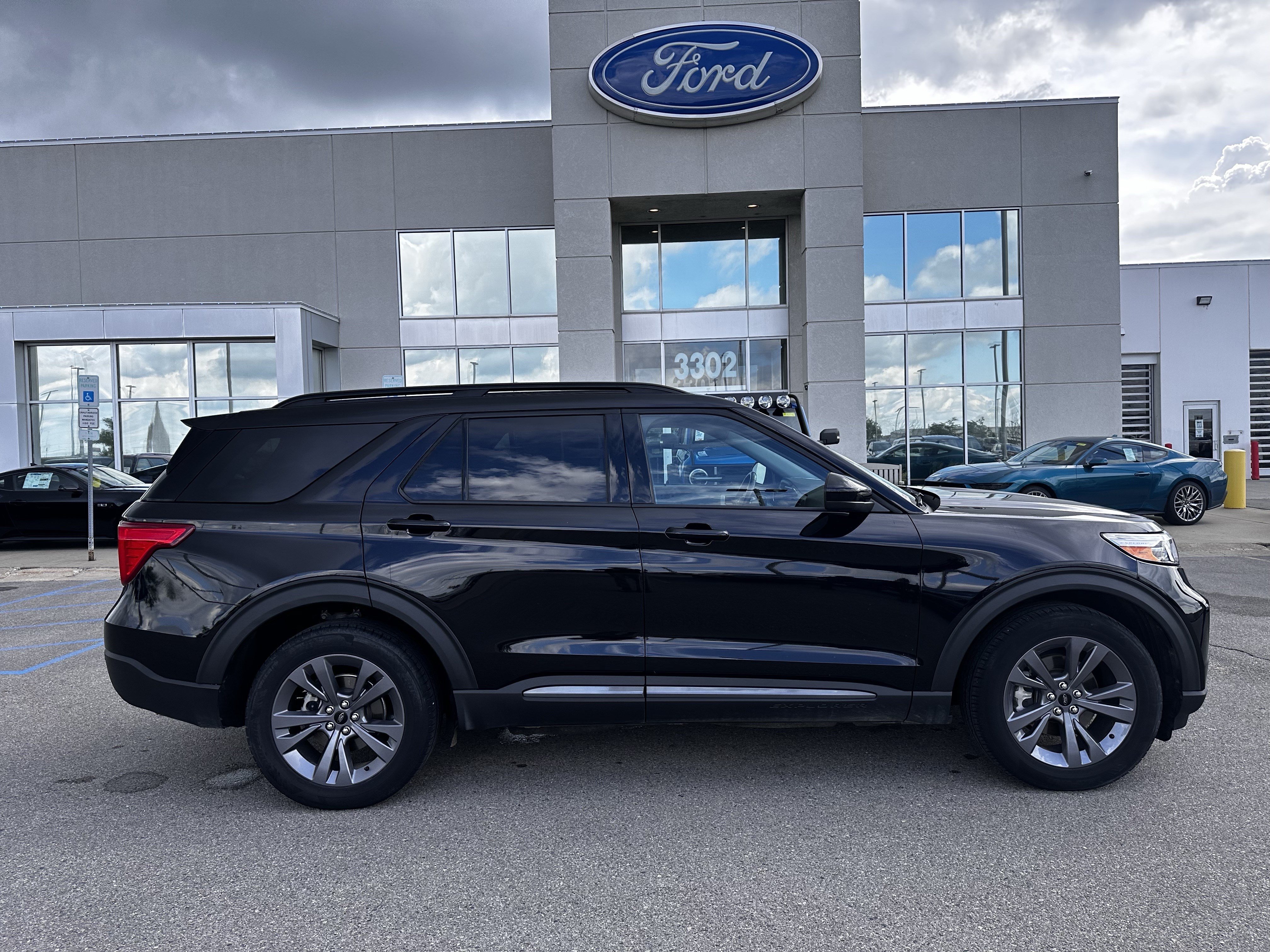 Certified 2022 Ford Explorer XLT w/ Equipment Group 202A AWD/4WD image 8