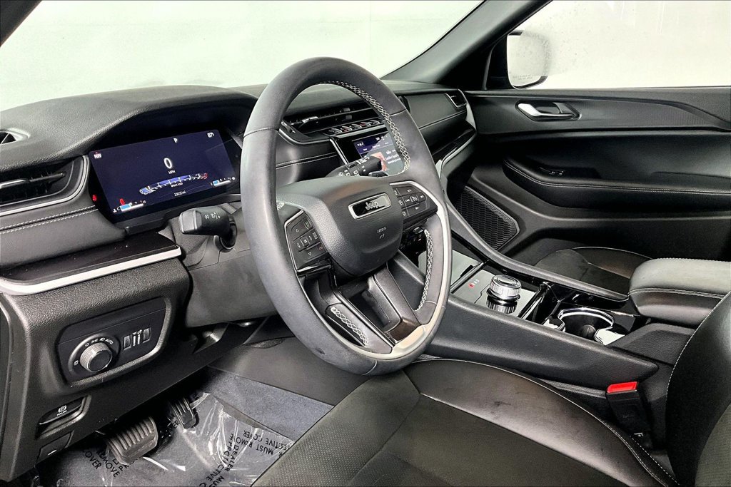 Used 2023 Jeep Grand Cherokee Altitude AWD/4WD image 13