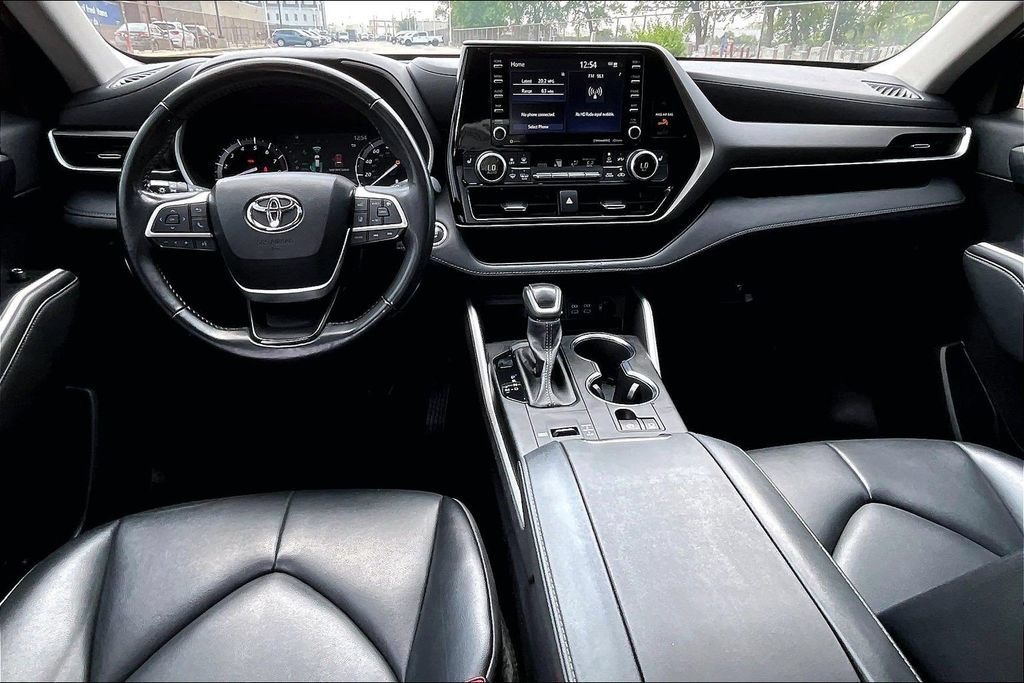 Used 2022 Toyota Highlander XLE FWD image 14