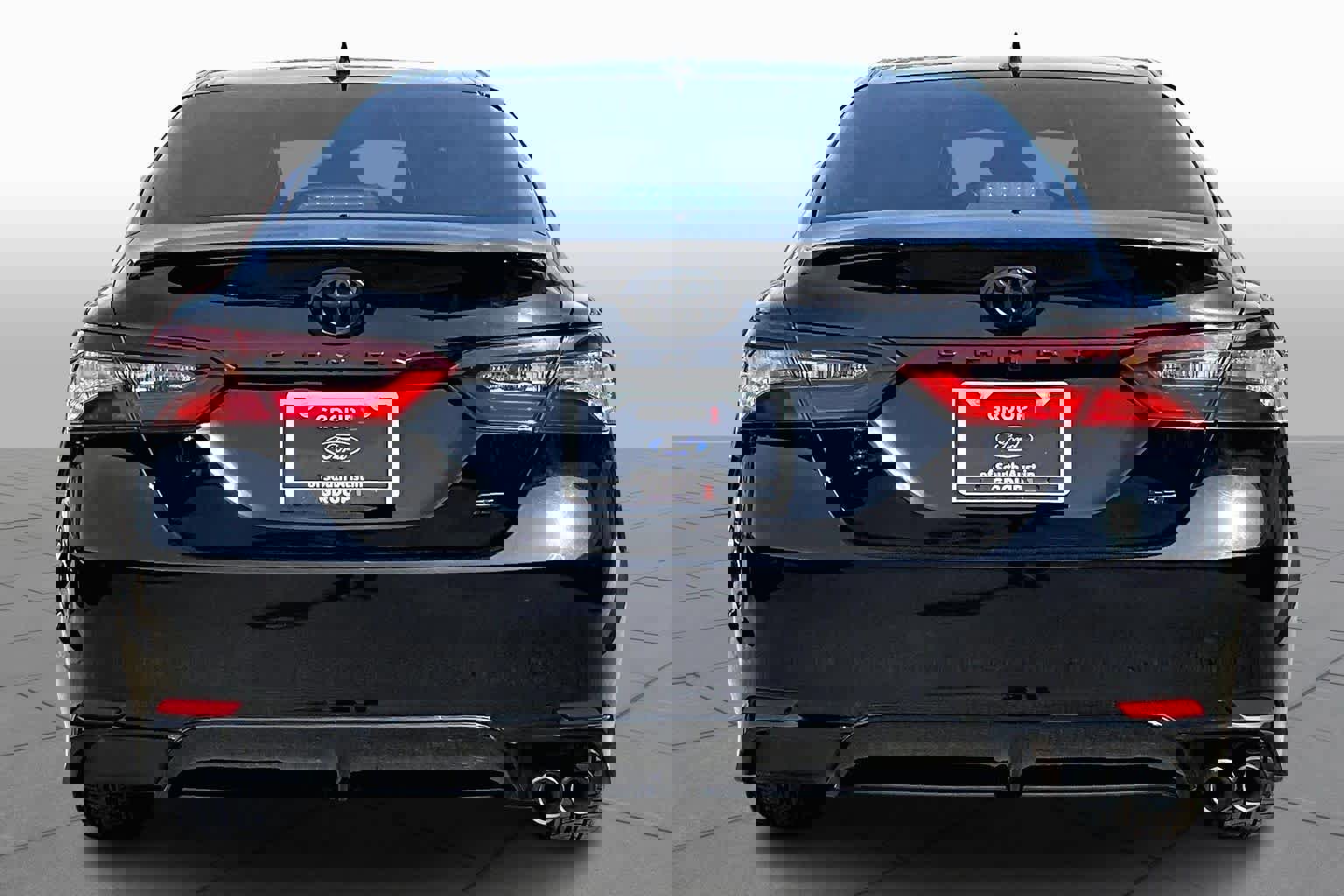 Used 2023 Toyota Camry SE image 2