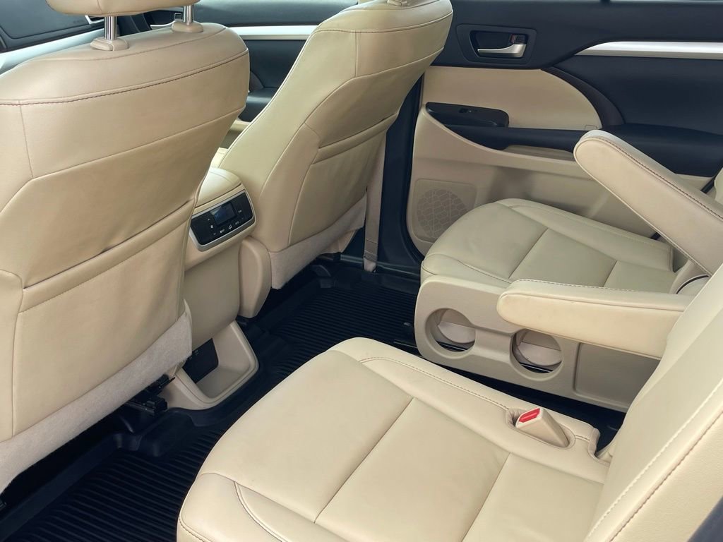 Used 2019 Toyota Highlander XLE AWD/4WD image 24