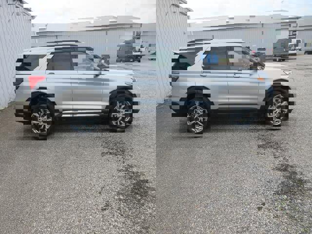 Certified 2022 Ford Explorer XLT w/ Equipment Group 202A image 6