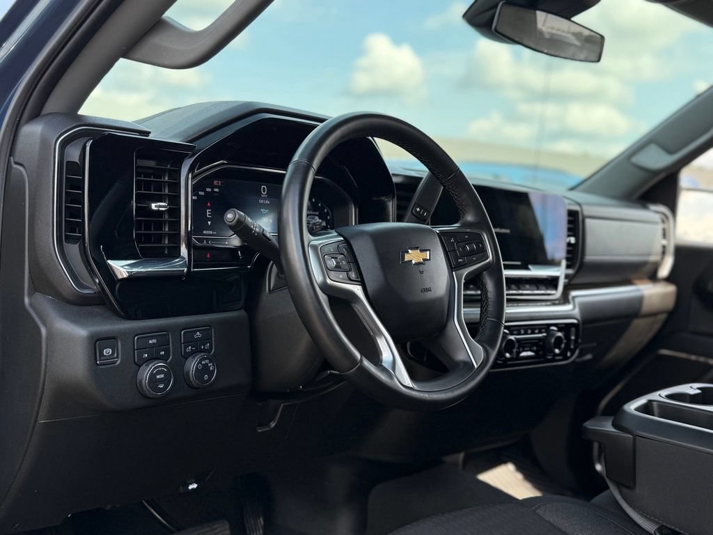 Used 2024 Chevrolet Silverado 1500 LT AWD/4WD image 7
