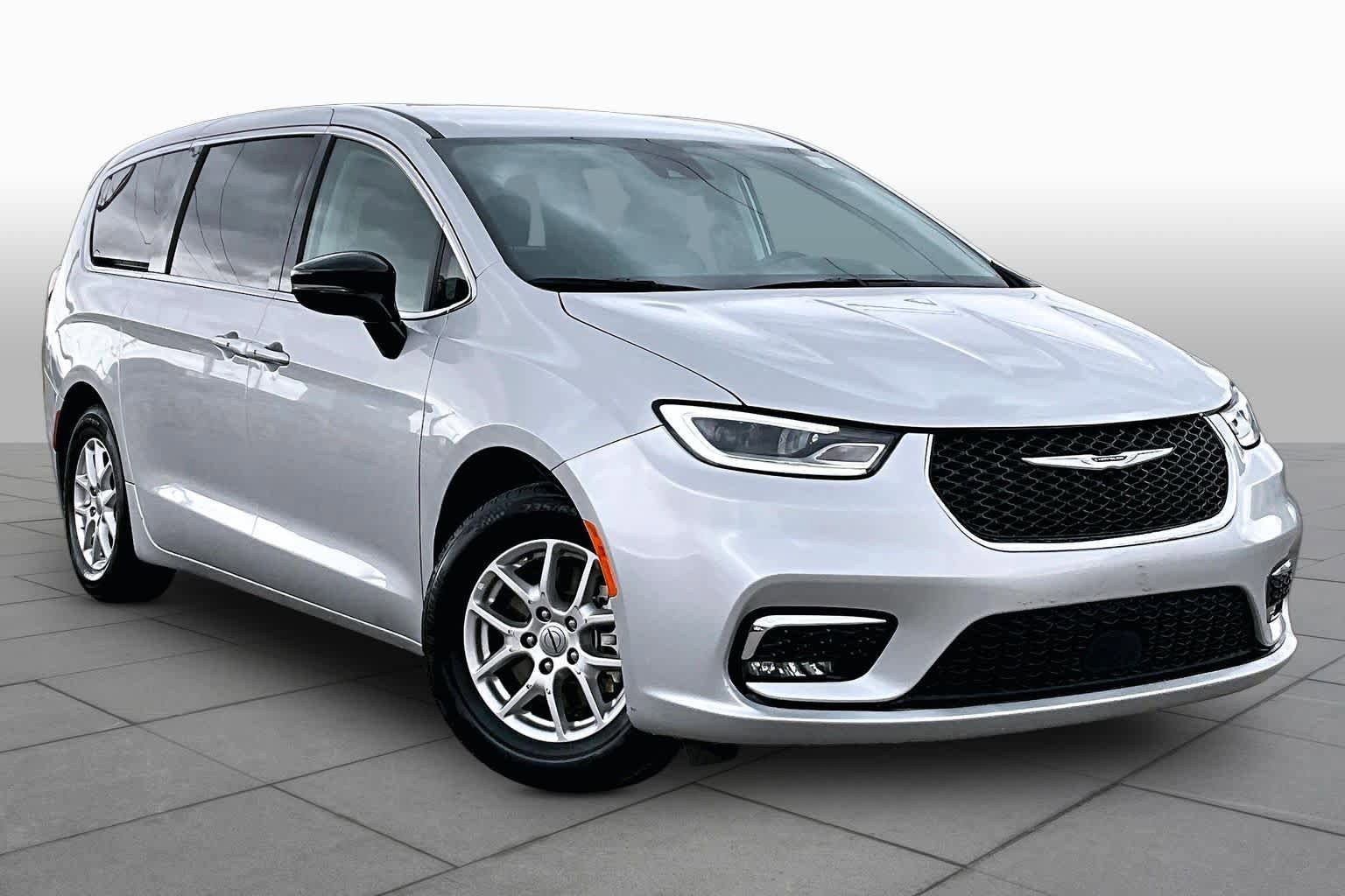 Used 2024 Chrysler Pacifica Touring-L FWD image 3