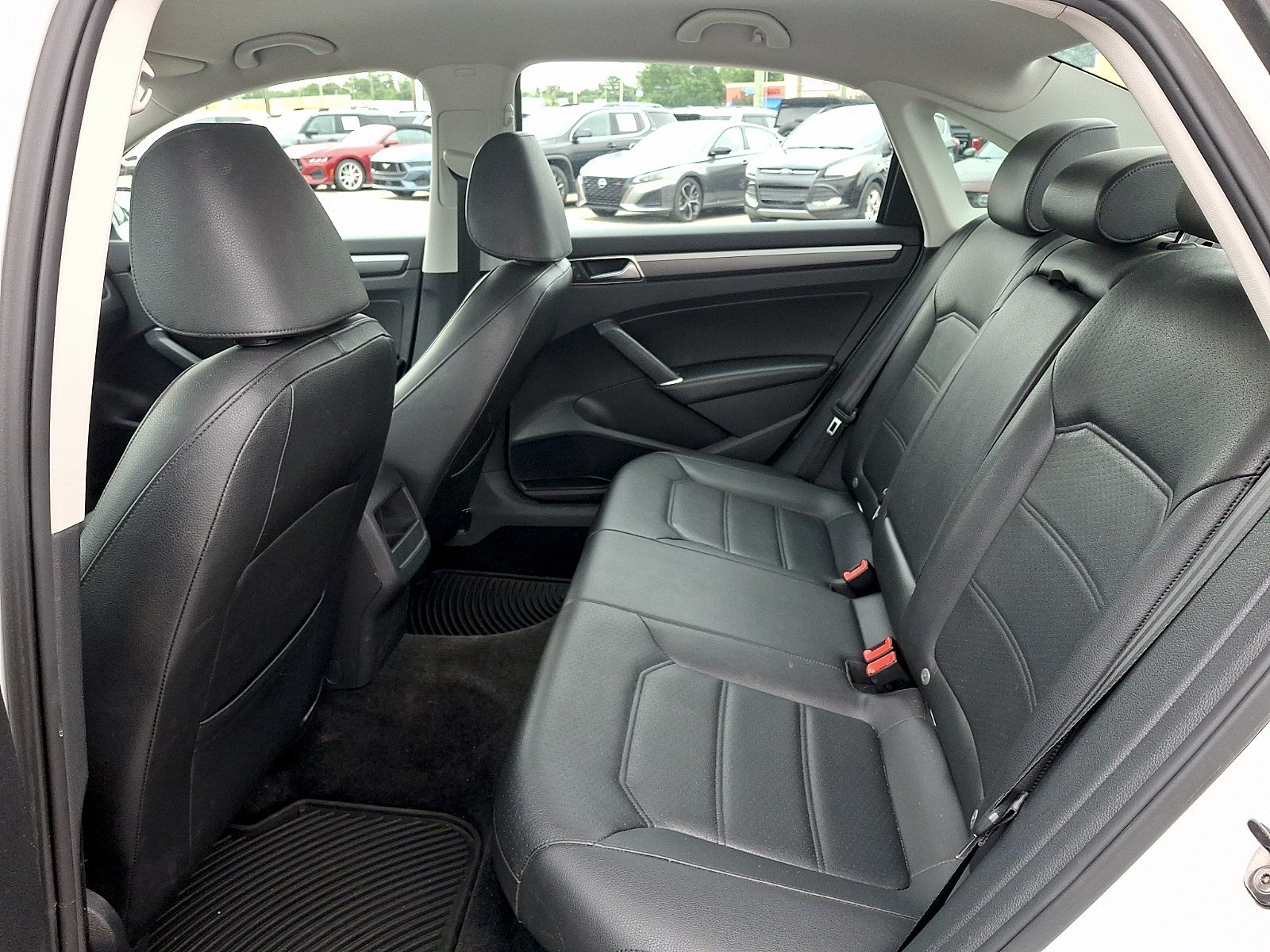 Used 2017 Volkswagen Passat 1.8T R-Line FWD image 9
