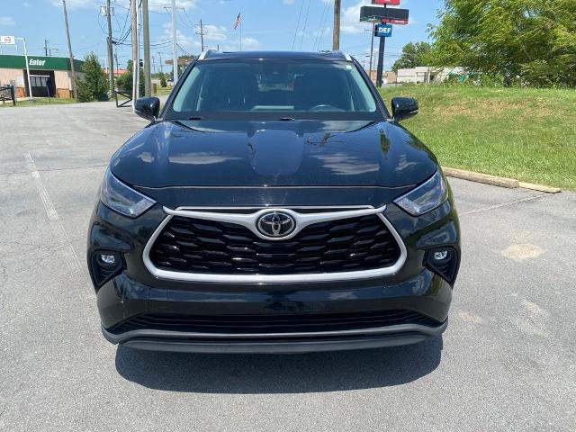 Used 2022 Toyota Highlander XLE FWD image 2