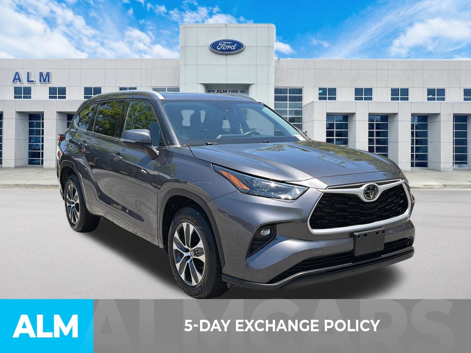 Used 2022 Toyota Highlander XLE FWD image 3