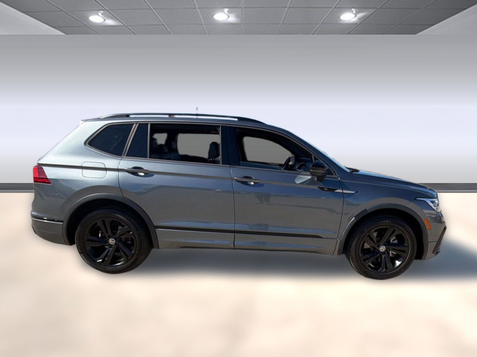 Used 2023 Volkswagen Tiguan SE R-Line image 7