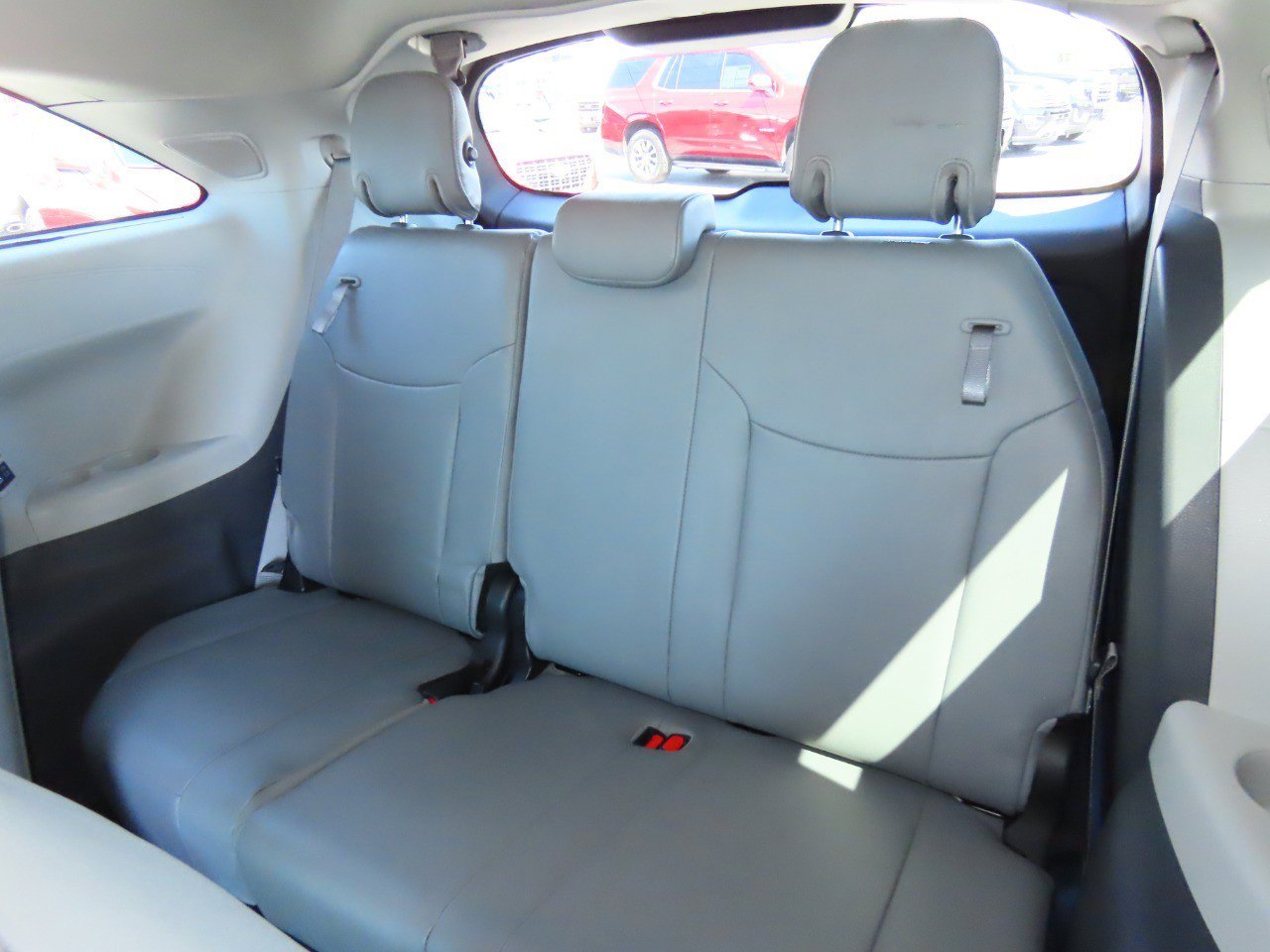 Used 2023 Toyota Sienna Limited image 21