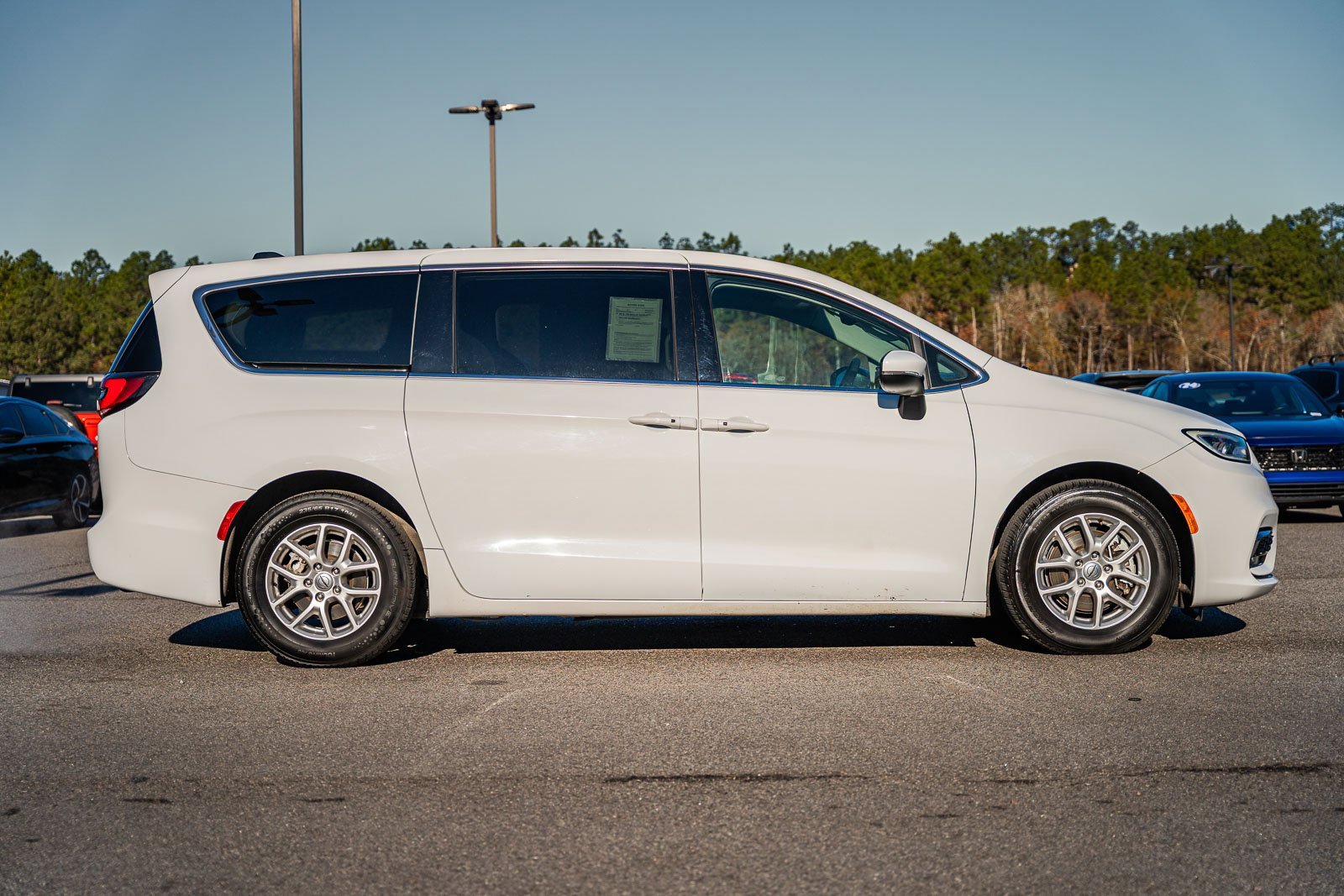 Used 2023 Chrysler Pacifica Touring-L image 8