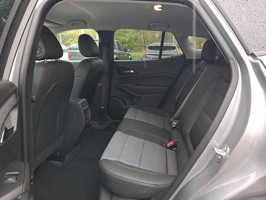 Used 2025 Chevrolet Trax LT FWD image 19