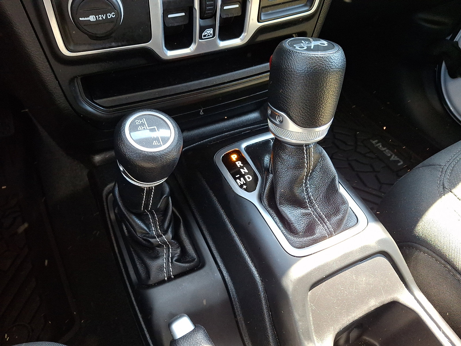 Used 2018 Jeep Wrangler Unlimited Sahara w/ Cold Weather Group image 17