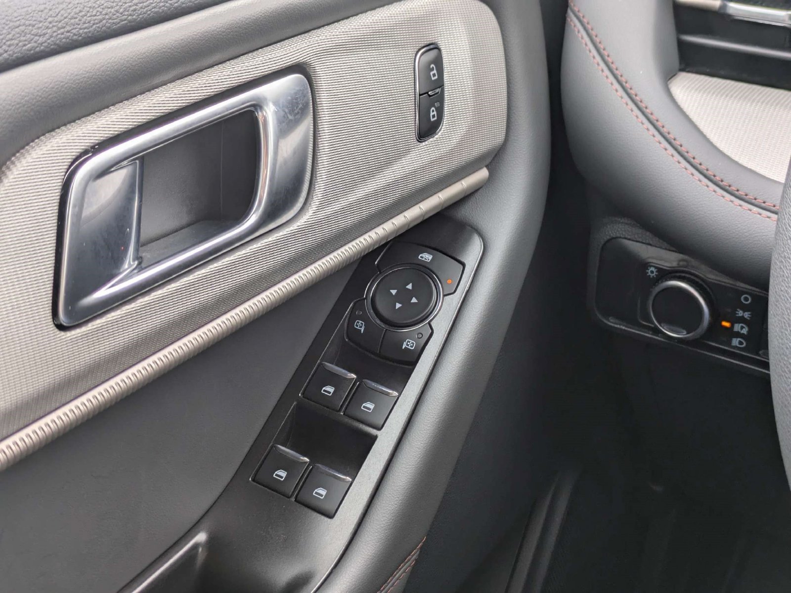 Certified 2026 Ford Explorer Active RWD image 25