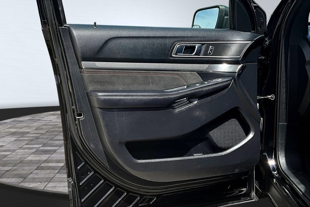 Certified 2018 Ford Explorer XLT w/ Equipment Group 202A FWD image 18