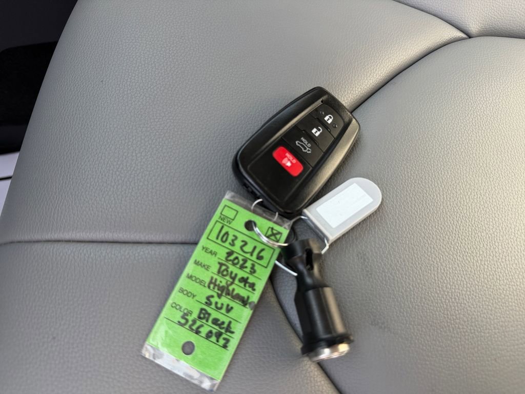 Used 2023 Toyota Highlander XLE AWD/4WD image 9